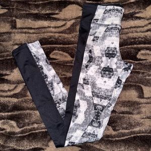 Forever21 Black & White Geometric Pattern Athletic Leggings